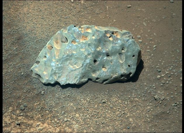 毅力号在火星上找到一块怪异的绿色石头正在努力研究它